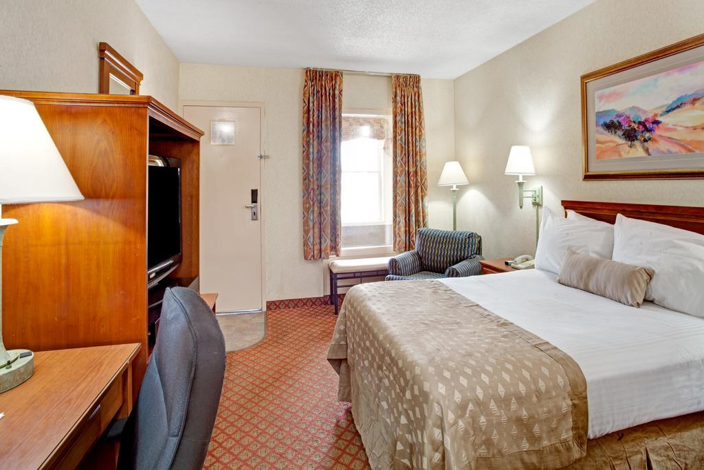 Double Room with Bathtub with Grab Bars - Mobility Accessible/Non-Smoking